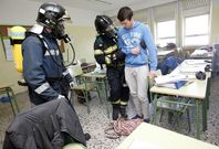 Los operarios, atendiendo a un alumno que simul� haberse quedado atrapado en el edificio.