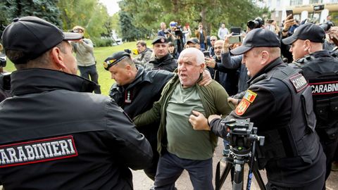 La polica detiene a un manifestante durante la protesta de la oposicin prorrusa contra los resultados electorales en Moldavia