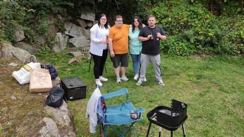 Xian y su pandilla, preparados con parrilla, nevera y sillas en Oza 