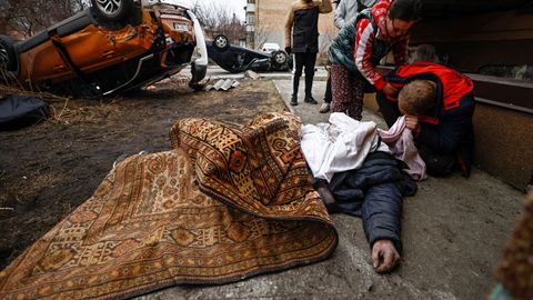 Un joven llora junto al cad�ver de un amigo asesinado, seg�n los vecinos, por las fuerzas rusas en Bucha