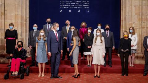 Foto de familia de los reyes, la princesa Leonor y la infanta Sofa con los galardonados de los Premios Princesa 2021