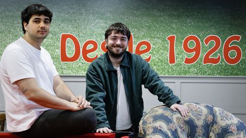 Gustavo (izquierda) y Carlos, presidente y vicepresidente, tienen 22 a�os y rescatan al Galicia Gaiteira, que cumple un siglo de vida