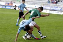 Nando pugna con un rival en el partido de ayer.