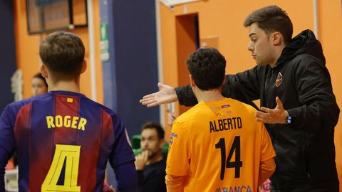 David Rial dialoga con Alberto durante el partido contra el Bara Atltic