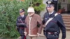Denaro Messina es conducido por dos carabineros tras ser detenido en Palermo, en una imagen facilitada por el cuerpo policial