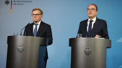 De izquierda a derecha, el ministro alem�n de Asuntos Exteriores, Johann Wadephul, y el titular de Interior, Alexander Dobrint, en una declaraci�n conjunta este martes en la sede del Ministerio Federal de Interior.