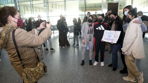 A las cinco de la tarde del domingo, Aida Tarro y las hermanas Olaia y Sabela Maneiro aterrizaron en Santiago, donde las esperaban con pancartas
