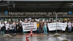 Los facultativos concentrados frente al CHUO durante la pasada jornada de huelga.