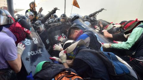 Una mujer se manifiesta en Seúl (Corea del Sur)