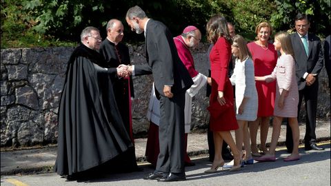 Los reyes Felipe y Letizia, la princesa Leonor (2d) y la infanta Sofa (d) son recibidos por las autoridades a su llegada a los actos conmemorativos del primer Centenario de la Coronacin de la Virgen de Covadonga y del Parque Nacional de la Montaa de Covadonga