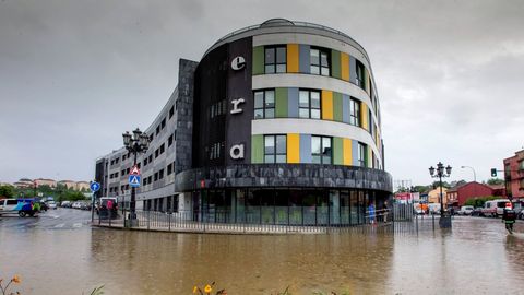 La rotonda de Cerde�o, en Oviedo, inundada tras un episodio de lluvias torrenciales en 2018