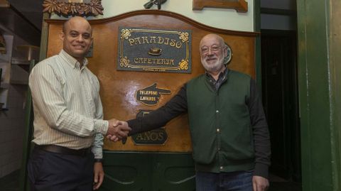 Eduardo Molina y su antecesor en la cafeter�a Paradiso, Agust�n Ares, quien est� colaborando con el cubano activamente para que el ic�nico local de la r�a do Vilar mantenga su esencia intacta, desde el mismo color de la pintura hasta el sabor de su exitoso chocolate caliente. El nuevo inquilino espera abrir al p�blico entre finales este mes y el pr�ximo, en funci�n del ritmo al que avancen las obras de lavado de cara, que comenzar�n en breve.