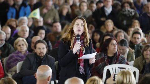 Lorena Gil interviene en el acto de La Camocha, ante la atenta mirada de Pablo Iglesias