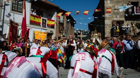 Romer�a da Virxe do Cristal.Los danzantes de Vilanova dos Infantes se acercan a la Virxe do Cristal en la plaza del pueblo y le dedican su danza gremial.