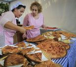 Repartiendo empanadas en la edici�n de la fiesta celebrada el a�o pasado en Carral. 