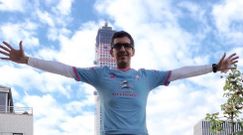 Dani Clemente, luciendo la celeste en Nueva York, desde donde seguir� el derbi.