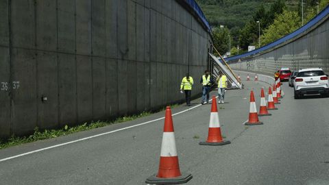 Muro de la N-120 apuntalado en Ourense.