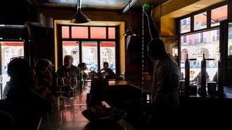 Un camarero sirve sidra en un bar durante el apag�n, a 28 de abril de 2025, en Gij�n, Asturias (Espa�a). Un apag�n el�ctrico ha asolado Espa�a, Portugal y parte de Francia a las 12.30h. de la ma�ana. Sin saber a�n las causas concretas del apag�n, poco a poco se recupera el suministro el�ctrico en todas las regiones de la Pen�nsula Ib�rica. Algunas ciudades y municipios han estado m�s de 12 horas sin luz, y otras zonas a�n no la han recuperado