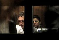 Mart�nez Campos lleg� al juzgado esposado y custodiado por tres agentes de la Guardia Civil. Abajo, declarando minutos antes de la medianoche del jueves ante la jueza del caso