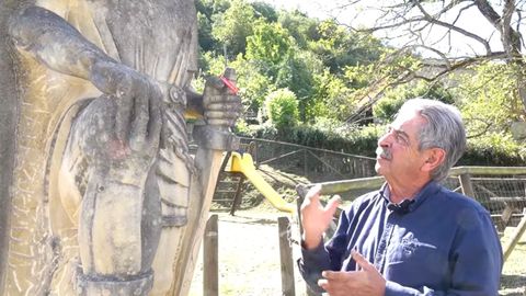 Miguel ngel Revilla junto a la escultura de Don Pelayo.