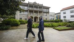 El asilo de Caldas de Reis, con el jard�n p�blico que tiene delante el edificio