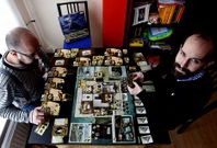 Adri�n Ferreiro, a la derecha, es el director de la empresa viguesa que hace juegos de tablero.