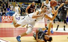 El capit�n Oriol Junyent, que volvi� a brillar, se permiti� el lujo de anotar un triple en el inicio del segundo cuarto.