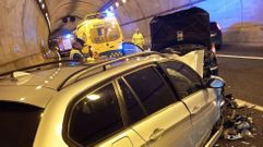 Los veh�culos siniestrados en el interior del t�nel de O Sartego, en la AP-9, en medio del dispositivo de emergencias.