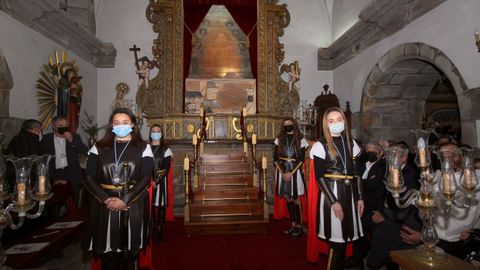 La Irmandade do Cristo da Misericordia sac en procesin las imgenes del Ecce Homo y las vrgenes de la Amargura y la Soledad tras la celebracin de la misa.