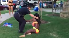 El polic�a inmoviliz� a la joven coloc�ndose sobre ella
