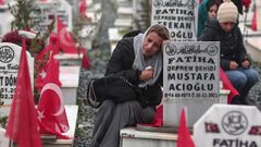 Una mujer llora en el cementerio de Hatay en el primer aniversario del devastador terremoto que azot Turqua y Siria, este martes.