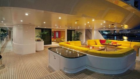 Imagen del interior del yate Aviva