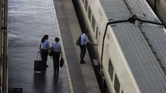 Trabajadores de Renfe entran a un AVE en la estaci�n Madrid-Puerta de Atocha