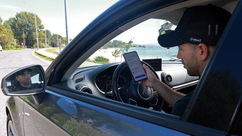 El boirense Leonardo Su�rez, usuario de BlaBlaCar, en su coche