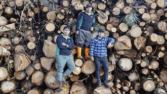 Mauro Santiago Tito Obreg�n posa en lo alto, junto a su hijo Gonzalo (a la izquierda) y su sobrino �lvaro