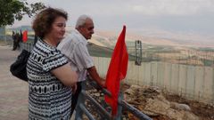 Georgette y Rida en el mirador de Odaisseh. Detrs, dos soldados de la fuerzas de paz de la ONU