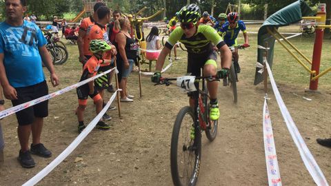 LA MINI BTT DE MACEDA SE CELEBR� EN EL ENTORNO DE LAS PISCINAS Y CONGREG� A CLUBES DE TODA GALICIA. 