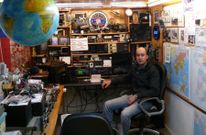 El secretario del club, en la estaci�n del vicepresidente de la Uni�n de Radioaficionados Espa�oles de Vigo.