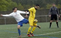 El jugador del Tarago�a Teaio (de blanco y azul) intenta robar un bal�n a su rival. 