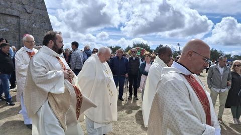 Los oficios religiosos fueron seguidos por numerosos devotos en O Faro