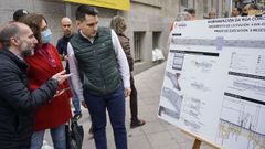 Tras finalizar la intervenci�n del alcalde ante los medios, una vecina se aproxim� a �l para reprocharle la falta de informaci�n que los residentes y comerciantes ten�an sobre el proyecto y sobre c�mo les afectar� su ejecuci�n.