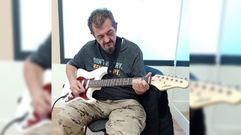 Roberto D�az tam�n acaba de comezar a aprender a tocar a guitarra