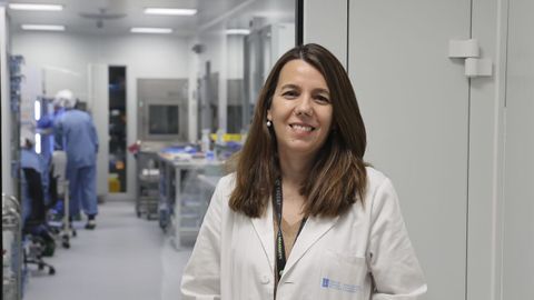 Irene Zarra posando a las puertas de una sala blanca.
