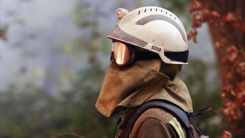 Un bombero controla el fuego en Chavaga