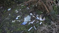Restos de jeringuillas en una zona pr�xima a la del lugar en la que apareci� muerto el toxic�mano.