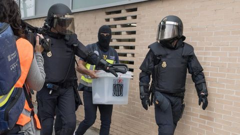 El d�a del referendo ilegal, agentes de la Polic�a Nacional requisaron las urnas en el ambulatorio del barrio leridano de Cappont.
