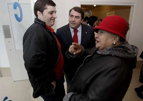 El alcalde Carlos Negreira, en el centro, charla con dos vecinos tras su visita a Monte Alto.