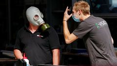 Dos trabajadores charlan. Uno lleva una mascarilla higi�nica y el otro una m�scara protectora