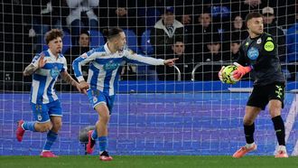 Soriano y Luismi Cruz, junto al portero Ferllo