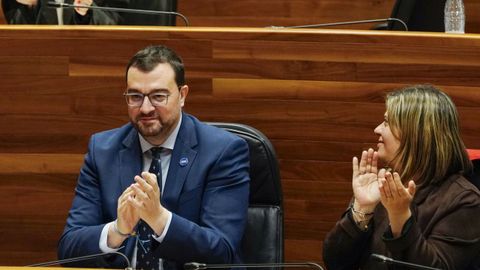 El Presidente de Principado, Adri�n Barb�n (i) junto a la vicepresidente Gimena LLamedo (d) en el pleno de la Junta General durante la aprobaci�n de los Presupuestos de Asturias para el pr�ximo a�o